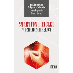 Smartfon i tablet w dziecięcych rękach