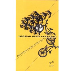 Adam Mickiewicz odjeżdża na żółtym rowerze