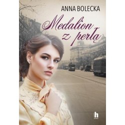 Medalion z perłą Anna Bolecka motyleksiazkowe.pl