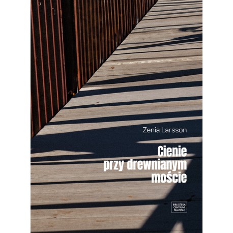 Cienie przy drewnianym moście Zenia Larsson motyleksiazkowe.pl